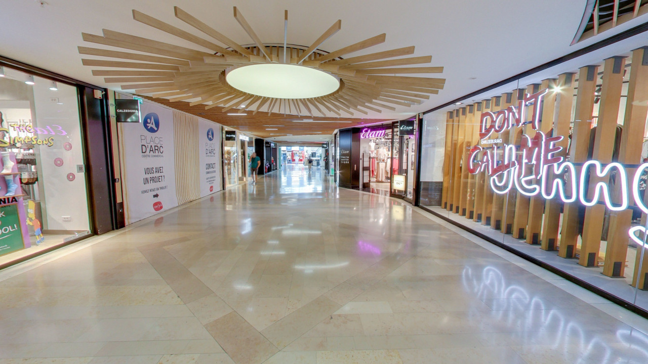 Photo 2 de l'emplacement 3 du centre commercial Centre Carrefour Orléans Place d'Arc - Pas de maroquinerie