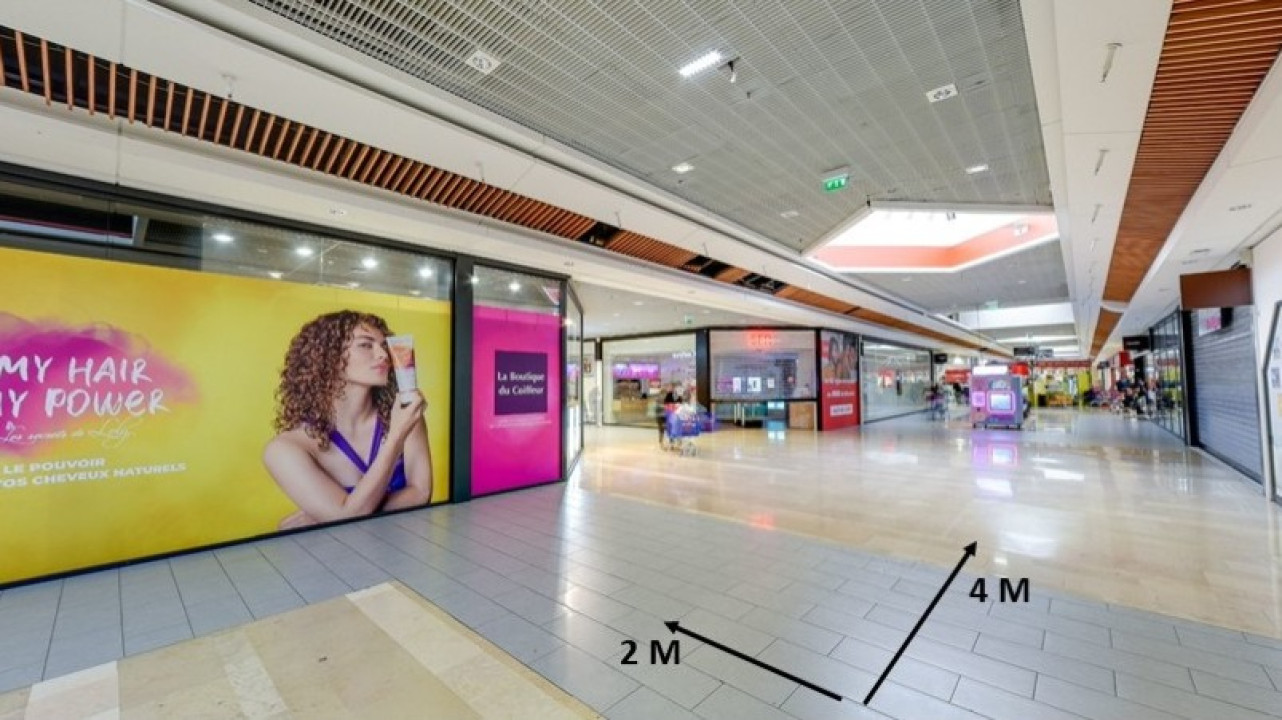 Photo 1 de l'emplacement 4 du centre commercial Centre Carrefour Vaulx-en-Velin - Face la boutique du coiffeur